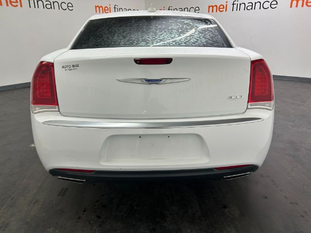 2019 Chrysler 300 Touring's photo